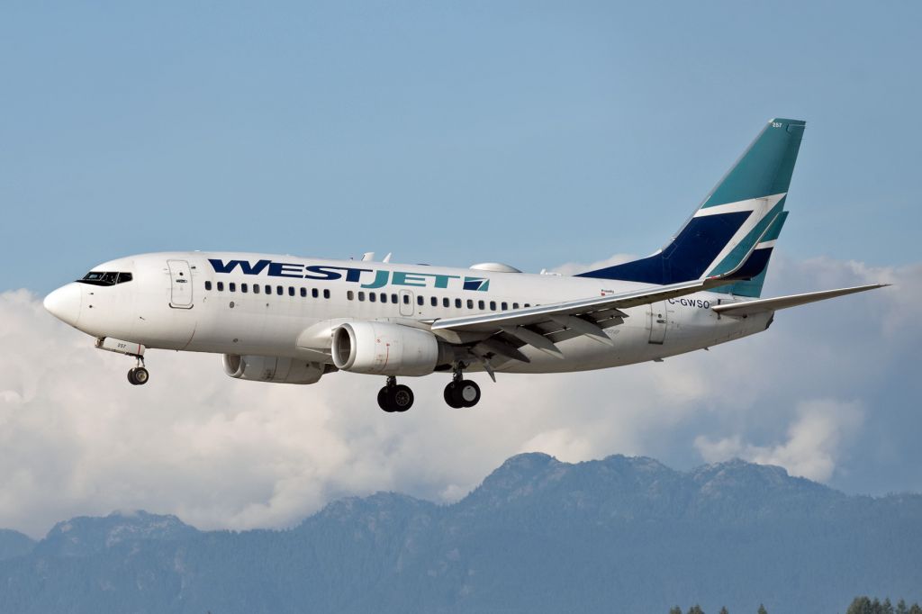 Boeing 737-700 (C-GWSO)