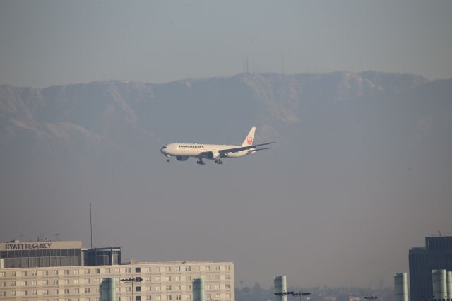 BOEING 777-300ER (JA738J)