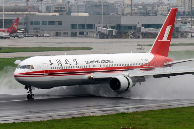 BOEING 767-300 (B-5018)