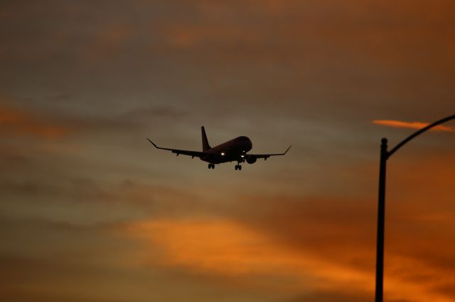 EMBRAER 175 (long wing) (N157SY)