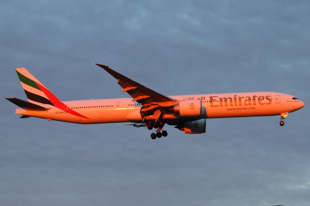 BOEING 777-300 (A6-EGM)