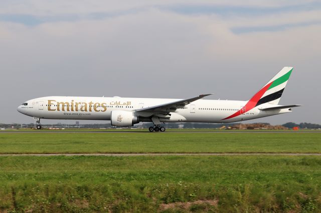 BOEING 777-300ER (A6-EPN)