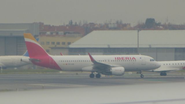 Airbus A320 (EC-LVD) - Just arrived from Lisbon