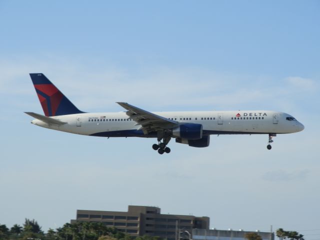 Boeing 757-200 (N6708D)
