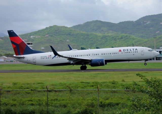 Boeing 737-900 (N835DN)