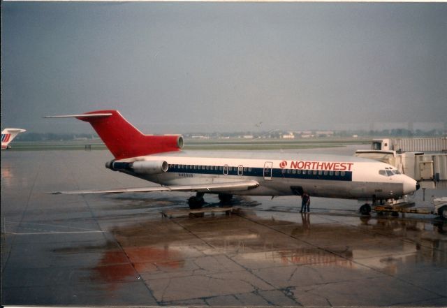 Boeing 727-100 (N460US) - May 1988 at MKE.