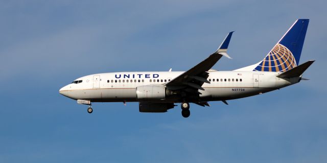 Boeing 737-700 (N27724) - On final is this 1999 United Airlines Boeing 737-724 from the Autumn of 2020.