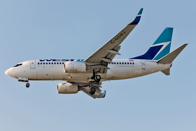 Boeing 737-700 (C-GSWJ)