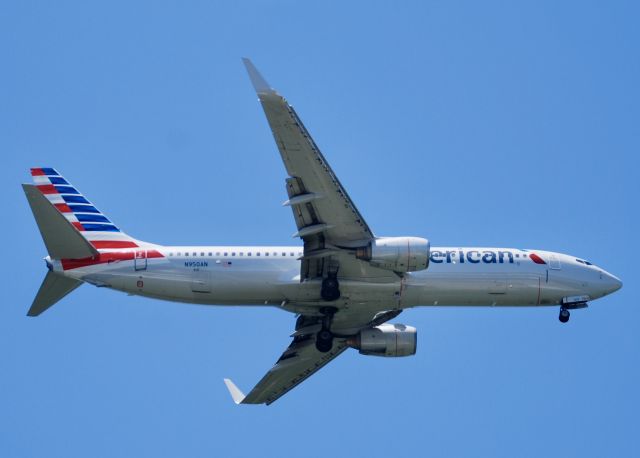 Boeing 737-800 (N950AN)