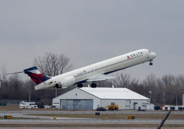 McDonnell Douglas MD-90 (N929DN)