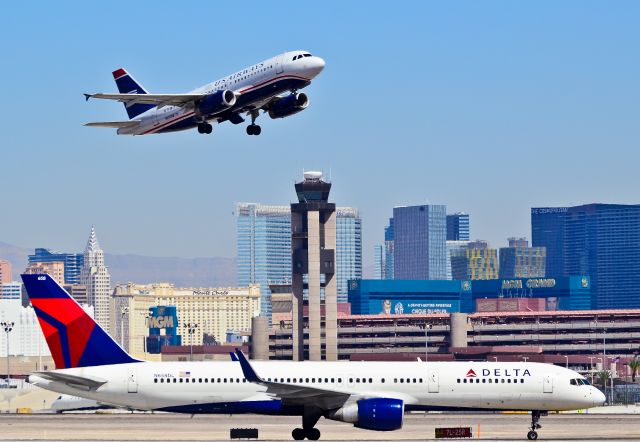 Boeing 757-200 (N658DL) - N658DL Delta Air Lines Boeing 757-232 (cn 24420/287)  N806AW US Airways Airbus A319-132 / 806 (cn 1056)  - Las Vegas - McCarran International (LAS / KLAS) USA - Nevada, June 14, 2012 Photo: Tomás Del Coro