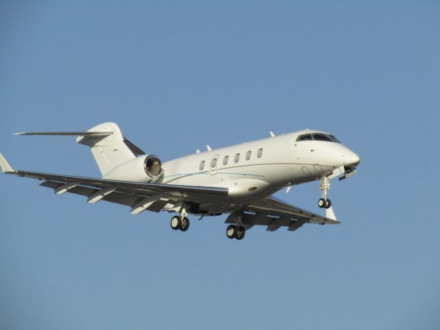 Bombardier Challenger 300 (N694PD) - Landing RWY 20R