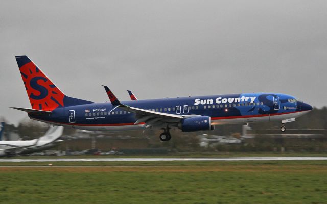 Boeing 737-800 (N820SY) - sun country b737-8 n820sy about to land at shannon from riga 24/10/17.