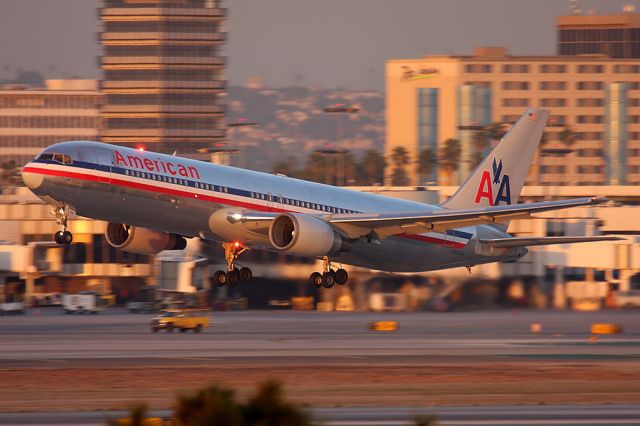 BOEING 767-200 (N363AA) - American Airlines N363AA (FLT AAL283) departing RWY 25R enroute to Honolulu Int'l (PHNL) late in the day.