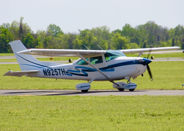 Cessna Skylane (N9257H) - At Downtown Shreveport.