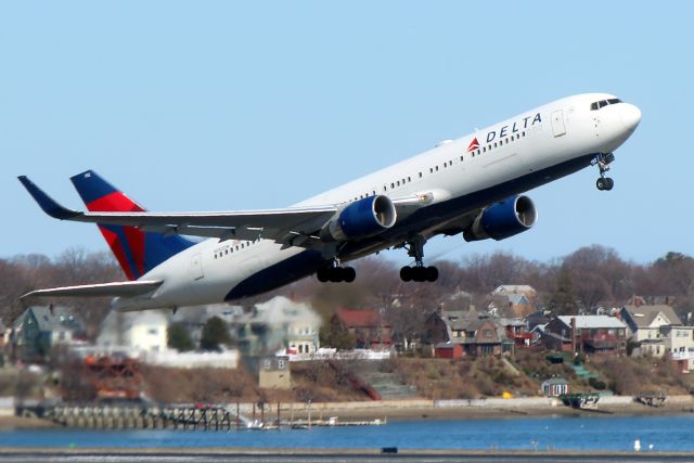 BOEING 767-300 (N192DN) - DL 8965 departing to JFK on 22R