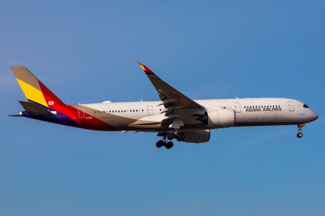 Airbus A350-900 (HL8521)