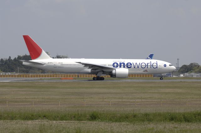 Boeing 777-200 (JA707J) - Departure at Narita Intl Airport 16R on 2010/5/2 One World c/s