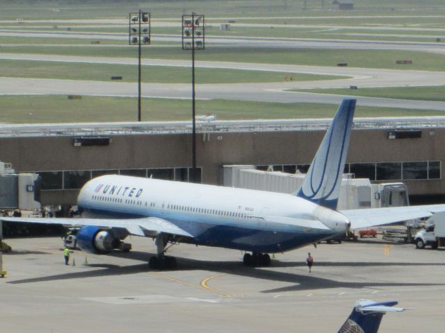 BOEING 767-300 (N641UA)