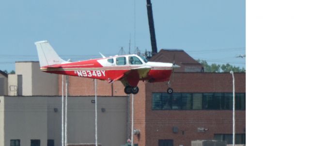 Beechcraft Bonanza (33) (N9438Y) - N9438Y landing in Sioux Falls SD