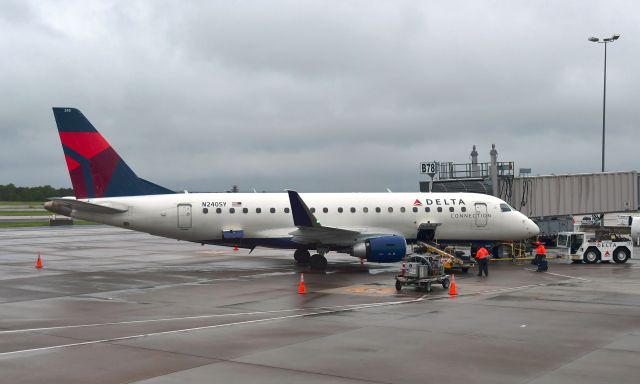 Embraer 175 (N240SY) - Delta Connection Embraer ERJ-175LR N240SY in Washington Dulles 
