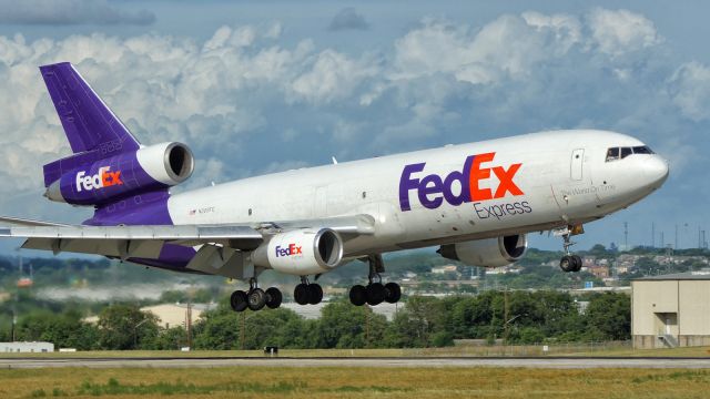 McDonnell Douglas DC-10 (N306FE) - 22 approach.