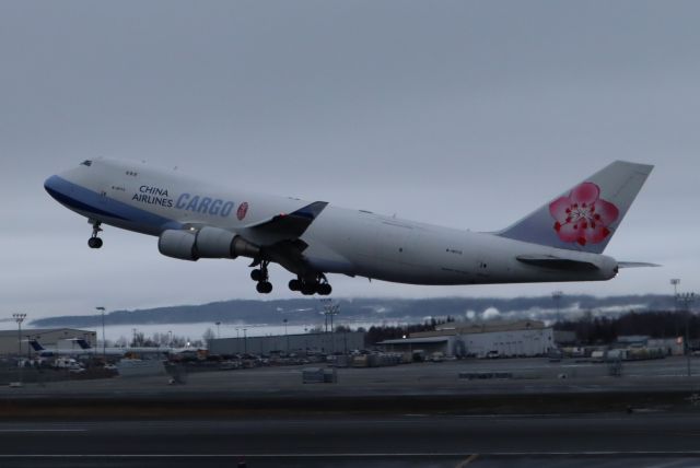 Boeing 747-400 (B-18712) - Takeoff into fog, west side of Runway 15-33