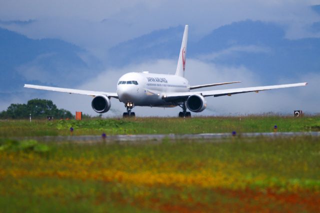 BOEING 767-300 (JA8976) - Japan Airlines / Boeing 767-346br /Jul.10.2016 Kushiro Airport [KUH/RJCK] JAPAN