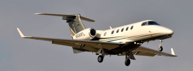 Embraer Phenom 300 (N330FL)