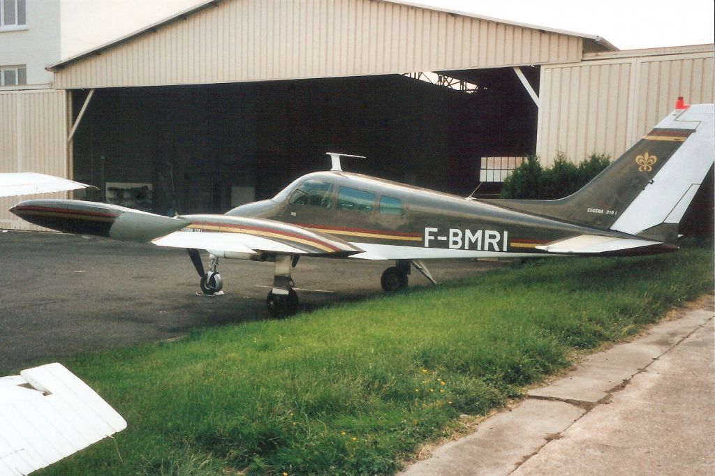 Cessna 310 (F-BMRI) - Seen here on 12-Jun-99.