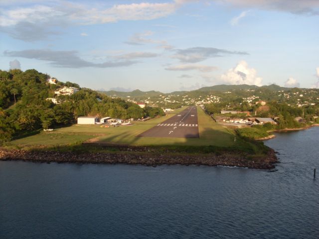 — — - RUNWAY AT ST LUCIA