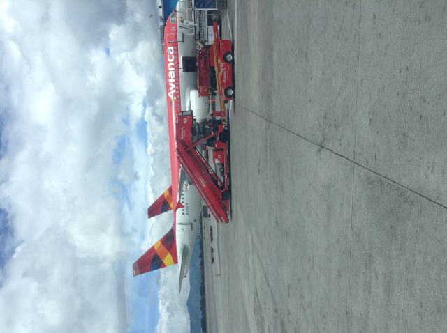 Airbus A320 (N599AV) - AVIANCAbr /AIRBUS A320-214br /SKBObr /PARKING