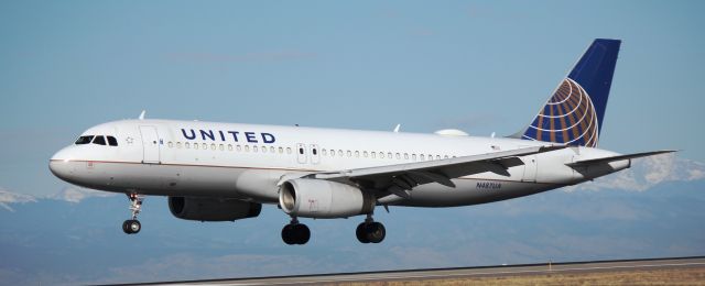 Airbus A320 (N487UA) - Landing on 16L.