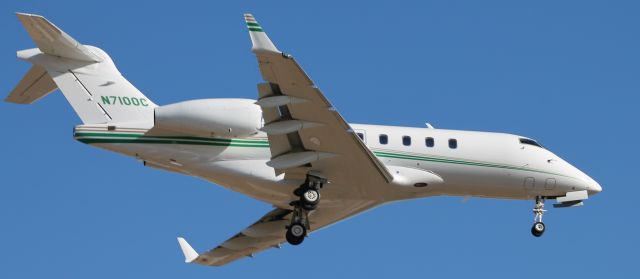 Bombardier Challenger 300 (N7100C)