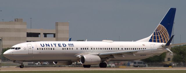 Boeing 737-900 (N69818) - The "One Hundred" sticker honors Uniteds top 100 employees.