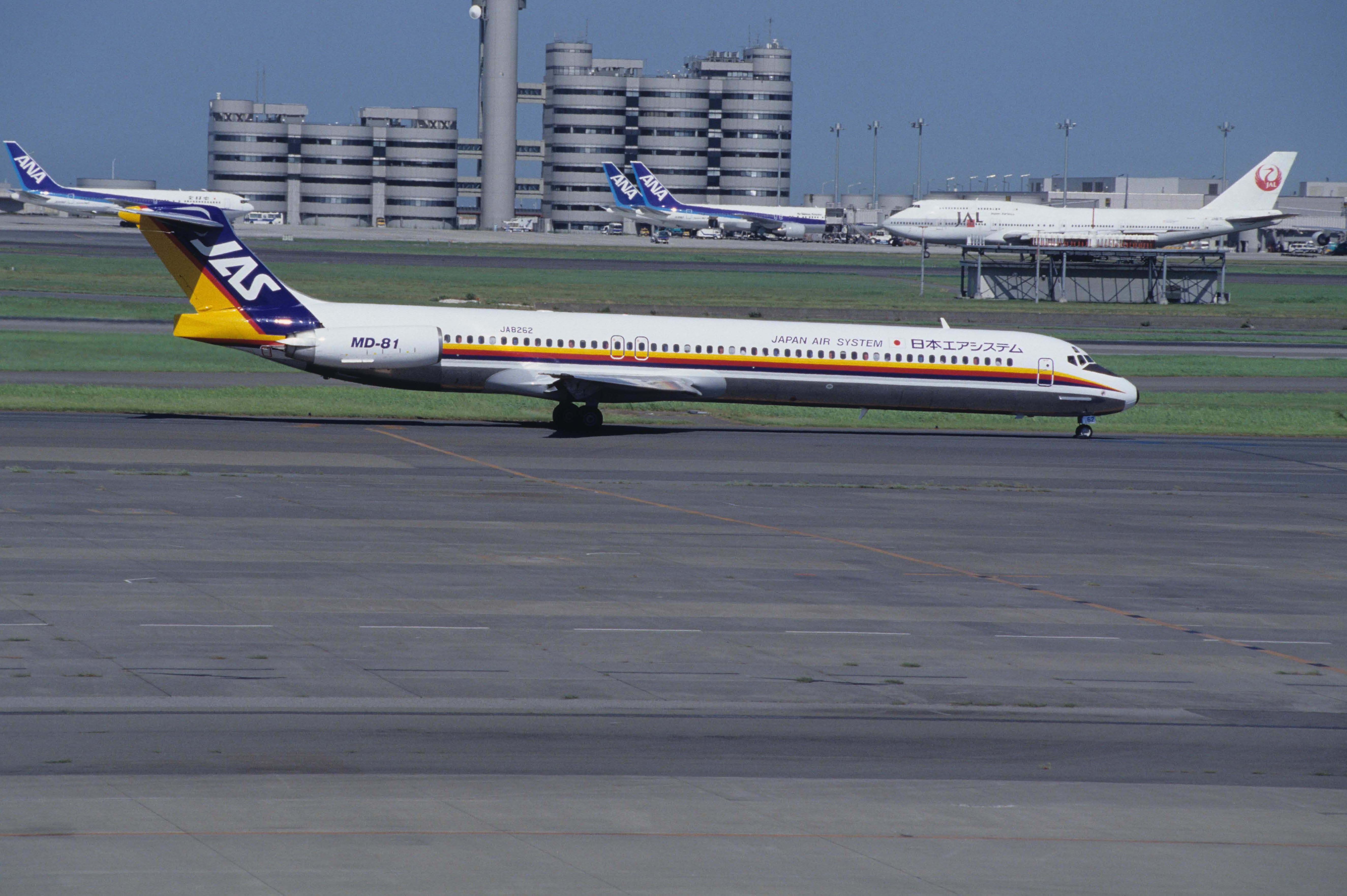 McDonnell Douglas MD-81 (JA8262) - Taxing at Tokyo-Haneda Intl Airport on 1994/08/16