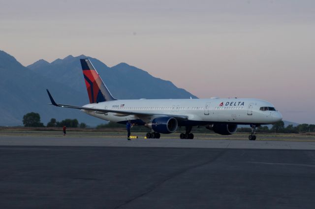 Boeing 757-200 (N535US) - Taxing in after arriving from KSLC to pick up the BYU football team. br /Best viewed in full! 