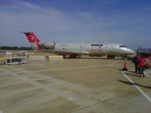 Canadair Regional Jet CRJ-200 (N8933B) - We wont be seeing this paint scheme too much longer. Thought I should capture it for all to remember.