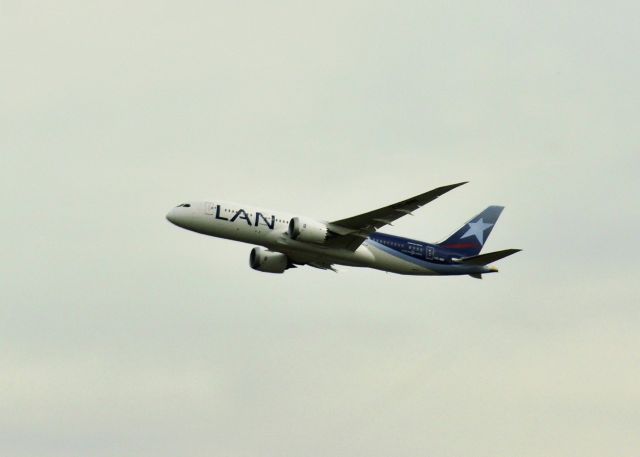 Boeing 787-8 (CC-BBI) - LAN Boeing 787-8 Dreamliner CC-BBI leaving Madrid 