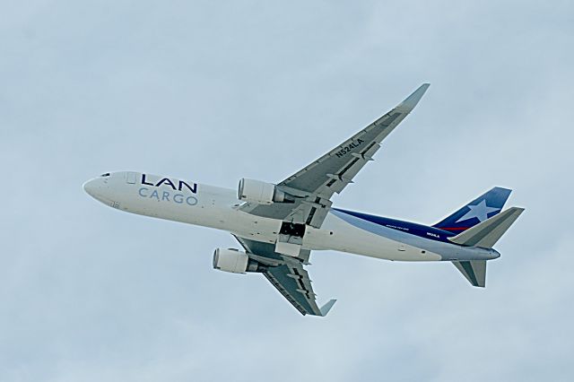 BOEING 767-300 (N524LA)