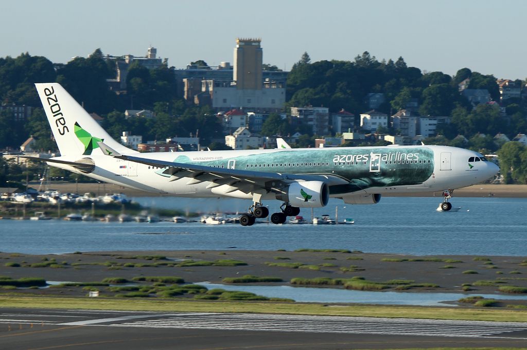 Airbus A330-200 (CS-TRY) - Azores 220 arriving from Lisbon