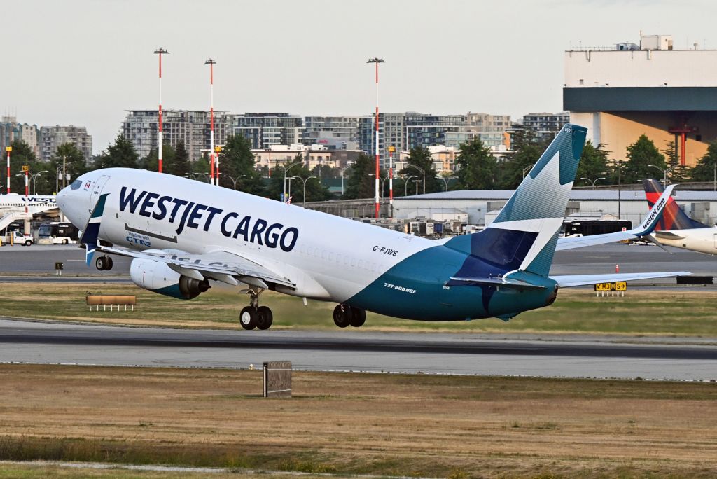 Boeing 737-800 (C-FJWS)