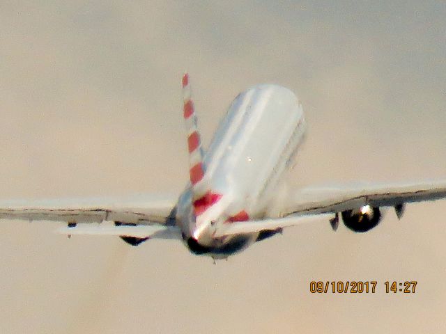 Embraer 175 (N245NN)