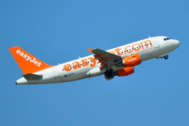 Airbus A319 (G-EZAU)