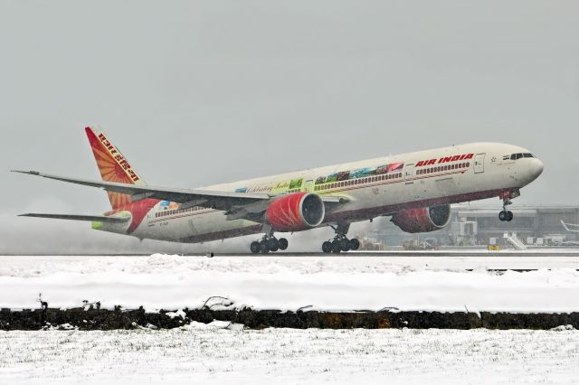 BOEING 777-300 (VT-ALN) - departing in heavy snowfall