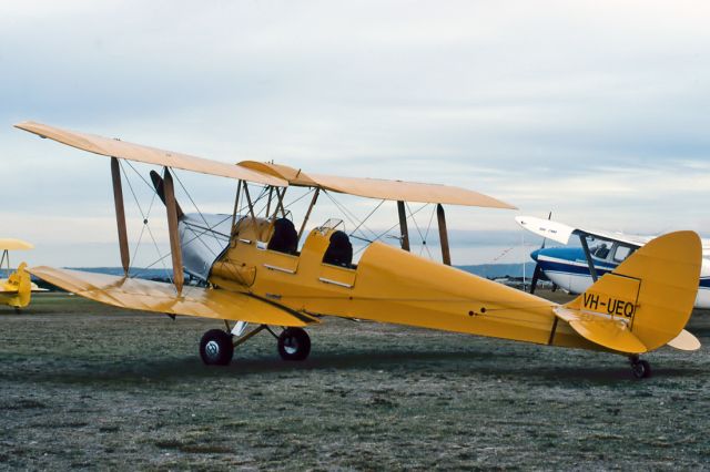 VH-UEQ — - DE HAVILLAND AUSTRALIA - DH-82A TIGER MOTH - REG : VH-UEQ (CN DHA75) - MENINGIE AIRPORT SA. AUSTRALIA - YMEG 18/5/1991