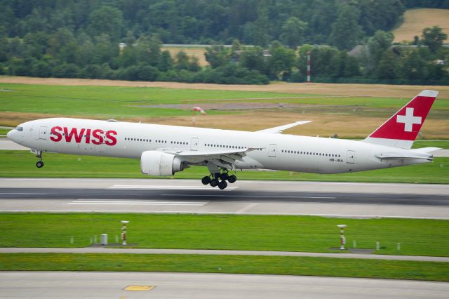 BOEING 777-300ER (HB-JNA)