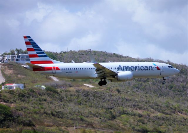 Boeing 737 MAX 8 (N327SK)