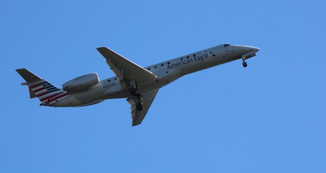 Embraer ERJ-135 (N825AE) - On final is this 2002 American Eagle Embraer ERJ-140LR in the Winter of 2020. 