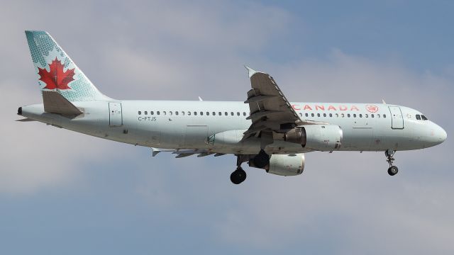 Airbus A320 (C-FTJS)